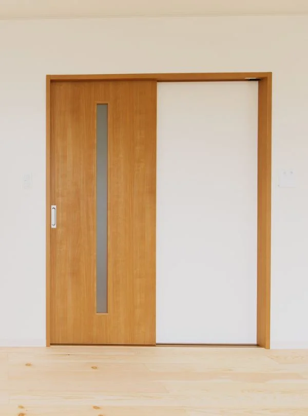 Puerta corredera de madera natural con diseño minimalista