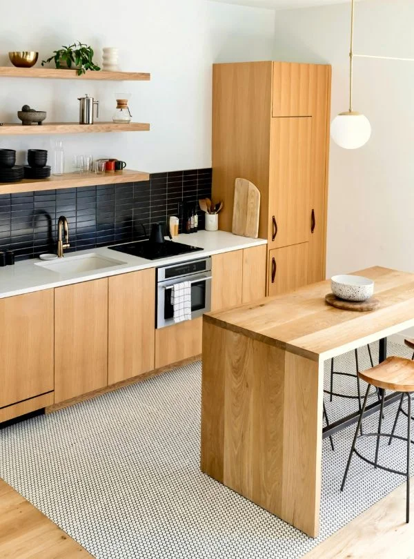 Cocina moderna de madera clara con isla central y muebles a medida realizados por Arte y Madera Zaragoza
