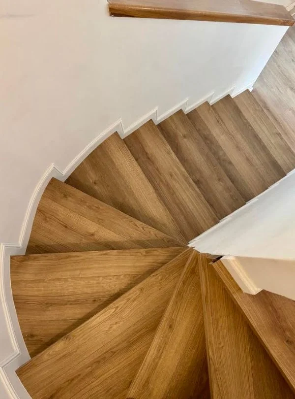 Escalera interior con peldaños de madera natural