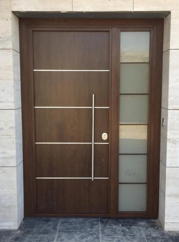 Puerta principal de madera con cristal lateral y tirador metálico, fabricada a medida por Arte y Madera Zaragoza