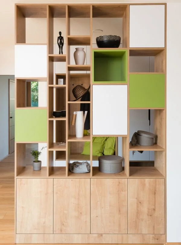 Mueble separador de madera a medida con diseño moderno y colores decorativos, por Arte y Madera Zaragoza