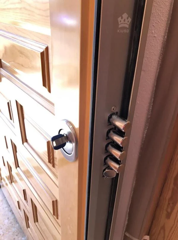 Puerta de seguridad de madera con cierre multipunto instalada por Arte y Madera en Zaragoza