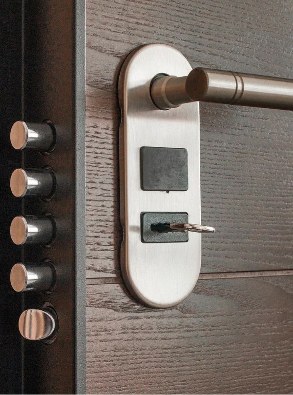 Detalle de cerradura de alta seguridad en puerta de madera fabricada por Arte y Madera Zaragoza